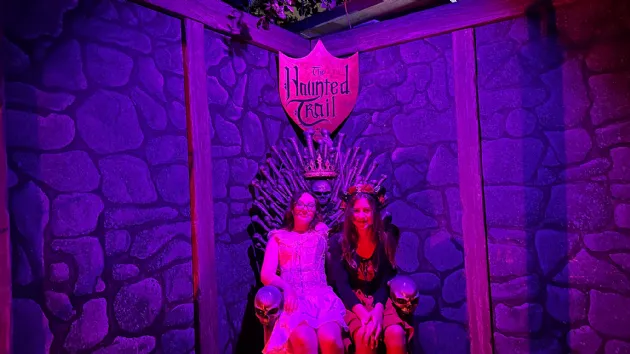 Bella on the The Haunted Trail Throne